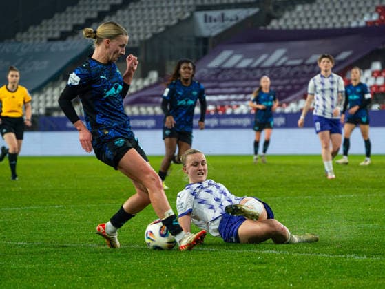 Nikoline Dudek RB Leipzig Women, 24 in duel against Paula Flach SGS Essen, 05 SGS Essen vs RB Leipzig, Football, Women Bundesliga, Google Pixel Women Bundesliga, Matchday 19, Season 2025 2026, 22 02 2026 DFB REGULATIONS PROHIBIT ANY USE OF PHOTOGRAPHS AS IMAGE SEQUENCES AND OR QUASI VIDEO, SGS Essen vs RB Leipzig, Football, Women Bundesliga, Google Pixel Women Bundesliga, Matchday 19, Season 2025 2026, 22 02 2026 Essen Copyright: xEibner-Pressefoto DamianxKruczynx EP_DKI