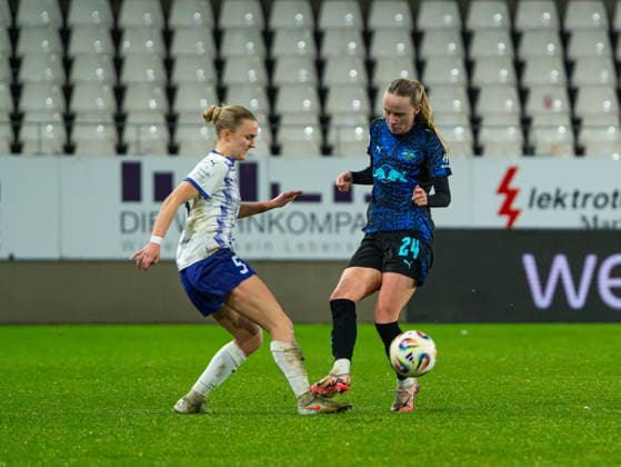 Paula Flach SGS Essen, 05 in duel against Nikoline Dudek RB Leipzig Women, 24 SGS Essen vs RB Leipzig, Football, Women Bundesliga, Google Pixel Women Bundesliga, Matchday 19, Season 2025 2026, 22 02 2026 DFB REGULATIONS PROHIBIT ANY USE OF PHOTOGRAPHS AS IMAGE SEQUENCES AND OR QUASI VIDEO, SGS Essen vs RB Leipzig, Football, Women Bundesliga, Google Pixel Women Bundesliga, Matchday 19, Season 2025 2026, 22 02 2026 Essen Copyright: xEibner-Pressefoto DamianxKruczynx EP_DKI