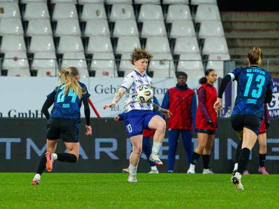 Natasha Kowalski SGS Essen, 10 in dribbling against Nikoline Dudek RB Leipzig Women, 24 SGS Essen vs RB Leipzig, Football, Women Bundesliga, Google Pixel Women Bundesliga, Matchday 19, Season 2025 2026, 22 02 2026 DFB REGULATES PROHIBIT ANY USE OF PHOTOGRAPHS AS IMAGE SEQUENCES AND OR QUASI VIDEO, SGS Essen vs RB Leipzig, Football, Womens Bundesliga, Google Pixel Womens Bundesliga, Matchday 19, Season 2025 2026, 22 02 2026 Essen Copyright: xEibner-Pressefoto DamianxKruczynx EP_DKI