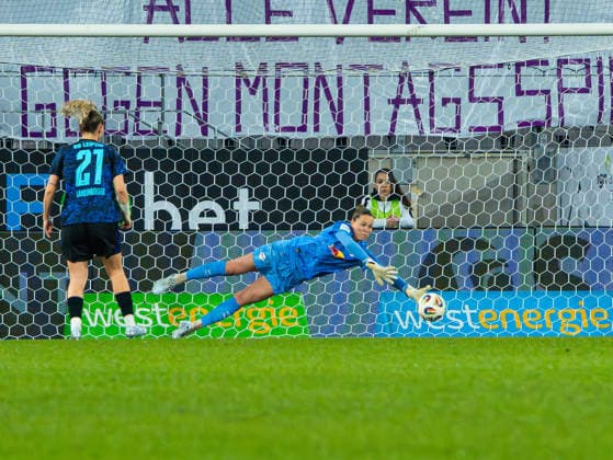 Elvira Herzog RB Leipzig Women, 01 parries the ball SGS Essen vs RB Leipzig, Football, Women Bundesliga, Google Pixel Women Bundesliga, Matchday 19, Season 2025 2026, 22 02 2026 DFB REGULATIONS PROHIBIT ANY USE OF PHOTOGRAPHS AS IMAGE SEQUENCES AND OR QUASI VIDEO, SGS Essen vs RB Leipzig, Football, Women Bundesliga, Google Pixel Women Bundesliga, Matchday 19, Season 2025 2026, 22 02 2026 Essen Copyright: xEibner-Pressefoto DamianxKruczynx EP_DKI