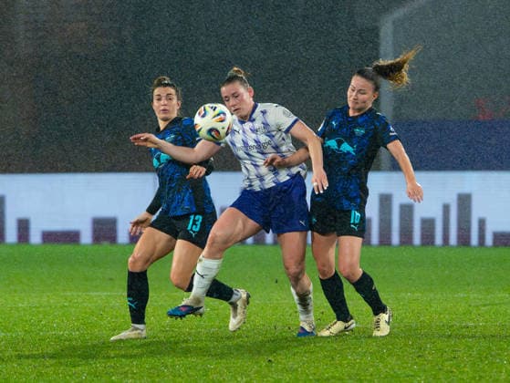 Ramona Maier SGS Essen, 09 in duel against Sandra Starke RB Leipzig Women, 13 and Annabel Schasching RB Leipzig Women, 16 SGS Essen vs RB Leipzig, Football, Womens Bundesliga, Google Pixel Womens Bundesliga, Matchday 19, Season 2025 2026, 22 02 2026 DFB REGULATES PROHIBIT ANY USE OF PHOTOGRAPHS AS IMAGE SEQUENCES AND OR QUASI VIDEO, SGS Essen vs RB Leipzig, Football, Womens Bundesliga, Google Pixel Womens Bundesliga, Matchday 19, Season 2025 2026, 22 02 2026 Essen Copyright: xEibner-Pressefoto DamianxKruczynx EP_DKI
