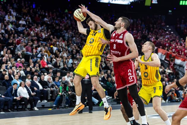 GER, BMW Top Four, Basketball BBL Pokal, Final, BMA365 Bamberg Baskets ALBA Berlin 22 02 2026, SAP Garden, Munich, GER, BMW Top Four, Basketball BBL Pokal, Final, BMA365 Bamberg Baskets ALBA Berlin Guy Artman Nahmias ALBA Berlin 24 , Daniel Keppeler BMA365 Bamberg Baskets, 31 Photo Alexander Trienitz Munich SAP Garden Bayern Germany