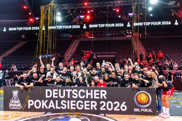 GER, BMW Top Four, Basketball BBL Pokal, Final, BMA365 Bamberg Baskets ALBA Berlin 22 02 2026, SAP Garden, Munich, GER, BMW Top Four, Basketball BBL Pokal, Final, BMA365 Bamberg Baskets ALBA Berlin Everyone from the BMA365 Bamberg Basketsä team is happy about the cup victory Photo Alexander Trienitz Munich SAP Garden Bayern Germany
