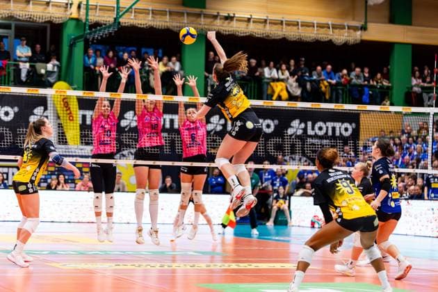 22 02 2026, GER, Volleyball, Women, Season 25 26, ZOI DVV Pokal, Semifinal, VfB 91 Suhl Lotto Thueringen Allianz MTV Stuttgart Pia Kaestner Allianz MTV Stuttgart , Lucia Varela Allianz MTV Stuttgart , Antonia Stautz Allianz MTV Stuttgart , Monika Brancuska VfB 91 Suhl Lotto Thueringen 98527 Suhl Sporthalle Wolfsgrube Thüringen Germany