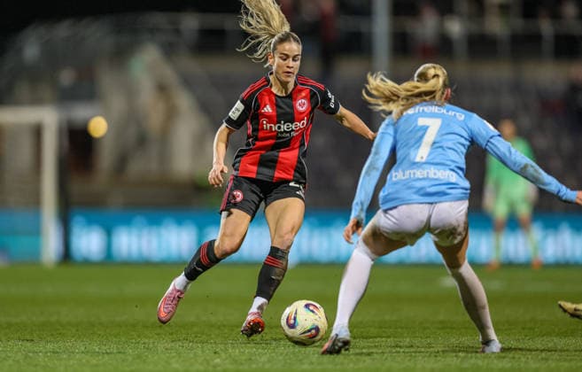 GER, Frankfurt, Eintracht Frankfurt vs SC Freiburg, Google Pixel Bundesliga, Football, DFB, Season 2025 2026, Stadion am Brentanobad, 19 Matchday in the picture from l Nadine Riesen Eintracht Frankfurt Women 22 , Tessa Blumenberg SC Freiburg Women 7 DFB DFL REGULATIONS PROHIBIT ANY USE OF PHOTOGRAPHS AS IMAGE SEQUENCES AND OR QUASI VIDEO, 23 02 2026 Copyright: HMBxMedia HendrikxHamelau