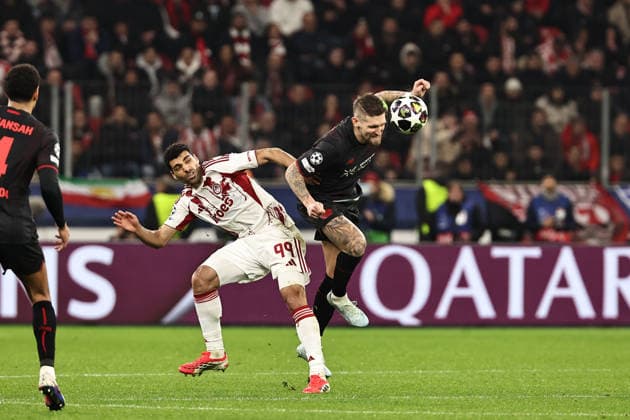 GER, Champions League, Bayer Leverkusen vs Olympiakos Piraeus 24 02 2026, BayArena, Leverkusen, GER, Champions League, Bayer Leverkusen vs Olympiakos Piraeus in the picture captain Robert Andrich Bayer 04 Leverkusen, 08, black grits his teeth is in front of Mehdi Taremi Olympiakos Piraeus, 99, white with the header on the ball nordphotoxGmbHx xSJS nph00070