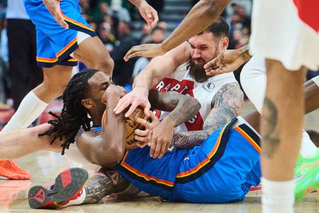 February 24, 2026, Toronto, On, Canada: Oklahoma City Thunder s Cason Wallace (front) and Toronto Raptors Sandro Mamukelashvili (54) battle for the ball during first half NBA, Basketball Herren, USA basketball action in Toronto, on Tuesday, Feb. 24, 2026. Canada News - February 24, 2026 - ZUMAc35_ 20260224_zaf_c35_103 Copyright: xSammyxKoganx