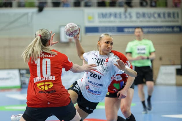 Viktoria Marksteiner Halle, 10 , Julia Niewiadomska Zwickau, 44 , Lea Gruber Halle, 19 , SV Union Halle Neustadt vs BSV Sachsen Zwickau, Alsco Handball Bundesliga Frauen, Saison 2025 26, 18 Spieltag, 25 02 2026 Halle SWH Arena Sachsen Anhalt Germany