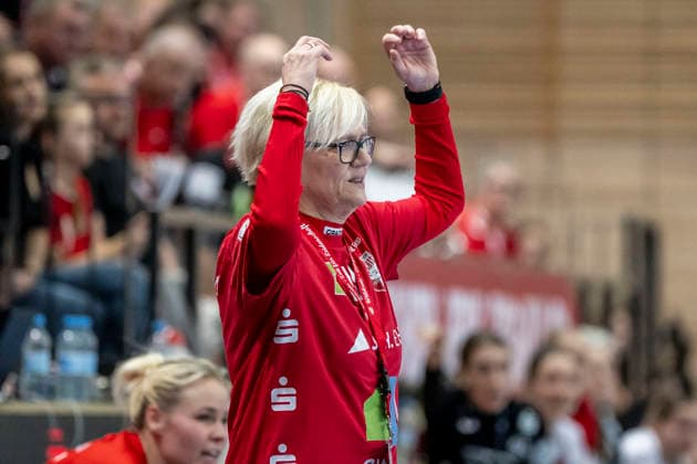 Handball Bundesliga Women,HBF, Season 2025 2026 SV Union Halle Neustadt vs BSV Sachsen Zwickau Halle, Germany February 25, 2026 In the picture coach Ines Seidler Halle dissatisfied, disappointed, disappointed, dejected, frustrated, gestures, gesticulated, Halle Saale SWH Arena Sachsen Anhalt Germany
