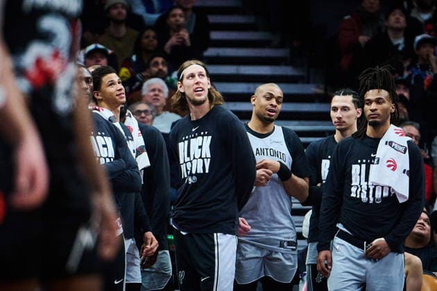 February 25, 2026, Toronto, On, Canada: San Antonio Spurs Kelly Olynyk (8) looks on during second half NBA, Basketball Herren, USA basketball action against the Toronto Raptors in Toronto, on Wednesday, Feb. 25, 2026. Canada News - February 25, 2026 - ZUMAc35_ 20260225_zaf_c35_122 Copyright: xSammyxKoganx