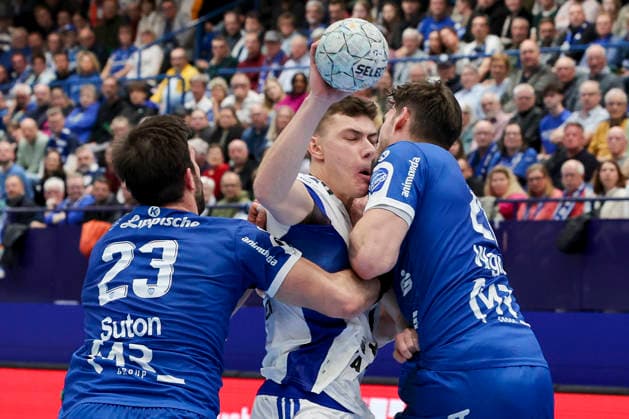 Tim Suton TBV Lemgo Lippe , Nicolaj Joergensen Handball Sport Verein Hamburg and Hendrik Wagner TBV Lemgo Lippe battle for the ball, DAIKIN Handball Bundesliga, TBV Lemgo Lippe v Handball Sport Verein Hamburg, PHOENIX CONTACT arena on February 26, 2026 in Lemgo, Germany Photo by Marco Steinbrenner DeFodi Images Tim Suton TBV Lemgo Lippe , Nicolaj Joergensen Handball Sport Verein Hamburg and Hendrik Wagner TBV Lemgo Lippe battle for the ball, DAIKIN Handball Bundesliga, TBV Lemgo Lippe v Handball Sport Verein Hamburg, PHOENIX CONTACT arena, February 26, 2026 in Lemgo, Germany Photo by Marco Steinbrenner DeFodi Images
