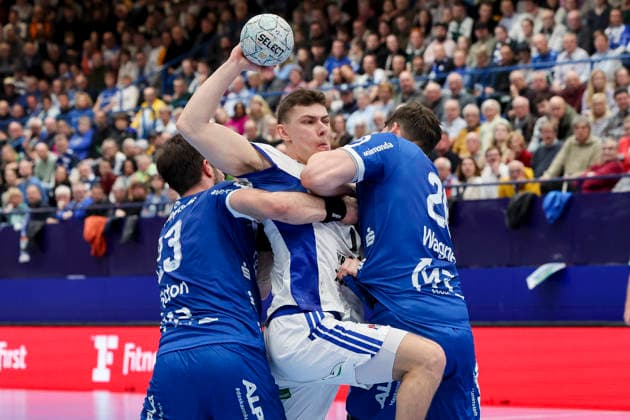 Tim Suton TBV Lemgo Lippe , Nicolaj Joergensen Handball Sport Verein Hamburg and Hendrik Wagner TBV Lemgo Lippe battle for the ball, DAIKIN Handball Bundesliga, TBV Lemgo Lippe v Handball Sport Verein Hamburg, PHOENIX CONTACT arena on February 26, 2026 in Lemgo, Germany Photo by Marco Steinbrenner DeFodi Images Tim Suton TBV Lemgo Lippe , Nicolaj Joergensen Handball Sport Verein Hamburg and Hendrik Wagner TBV Lemgo Lippe battle for the ball, DAIKIN Handball Bundesliga, TBV Lemgo Lippe v Handball Sport Verein Hamburg, PHOENIX CONTACT arena, February 26, 2026 in Lemgo, Germany Photo by Marco Steinbrenner DeFodi Images
