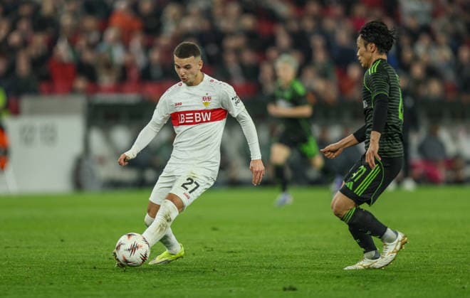 GER, Stuttgart, VfB Stuttgart vs Celtic Glasgow, Europa League, Football, UEFA, Season 2025 2026, MHP Arena, Playoffs, Second leg in picture v l Badredine Bouanani VfB Stuttgart 27 , Reo Hatate Celtic Glasgow 41 DFB DFL REGULATIONS PROHIBIT ANY USE OF PHOTOGRAPHS AS IMAGE SEQUENCES AND OR QUASI VIDEO, 26 02 2026 Copyright: HMBxMedia HendrikxHamelau