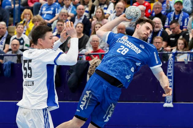 Azat Valiullin Handball Sport Verein Hamburg and Hendrik Wagner TBV Lemgo Lippe battle for the ball, DAIKIN Handball Bundesliga, TBV Lemgo Lippe v Handball Sport Verein Hamburg, PHOENIX CONTACT arena on February 26, 2026 in Lemgo, Germany Photo by Marco Steinbrenner DeFodi Images Azat Valiullin Handball Sport Verein Hamburg and Hendrik Wagner TBV Lemgo Lippe battle for the ball, DAIKIN Handball Bundesliga, TBV Lemgo Lippe v Handball Sport Verein Hamburg, PHOENIX CONTACT arena, February 26, 2026 in Lemgo, Germany Photo by Marco Steinbrenner DeFodi Images