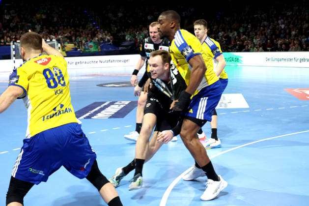 DEU, EHF Champions League, Fuechse Berlin vs Industria Kielce, 26 02 2026, Max Schmeling Halle, Berlin, DEU, EHF Champions League, Fuechse Berlin vs Industria Kielce, in the picture Mathias Gidsel Fuechse Berlin 19 , Dylan Nahi Industria Kielce 99 nordphotoxGmbHx xEngler nph00076