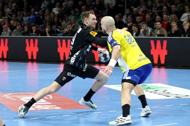DEU, EHF Champions League, Fuechse Berlin vs Industria Kielce, 26 02 2026, Max Schmeling Halle, Berlin, DEU, EHF Champions League, Fuechse Berlin vs Industria Kielce, in the picture Mathias Gidsel Fuechse Berlin 19 , Artsem Karalek Industria Kielce 50 nordphotoxGmbHx xEngler nph00076