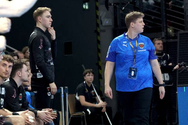 DEU, EHF Champions League, Fuechse Berlin vs Industria Kielce, 26 02 2026, Max Schmeling Halle, Berlin, DEU, EHF Champions League, Fuechse Berlin vs Industria Kielce, in the picture Lasse Ludwig Fuechse Berlin 1 , Head Coach Nicolej Krickau Fuechse Berlin nordphotoxGmbHx xEngler nph00076