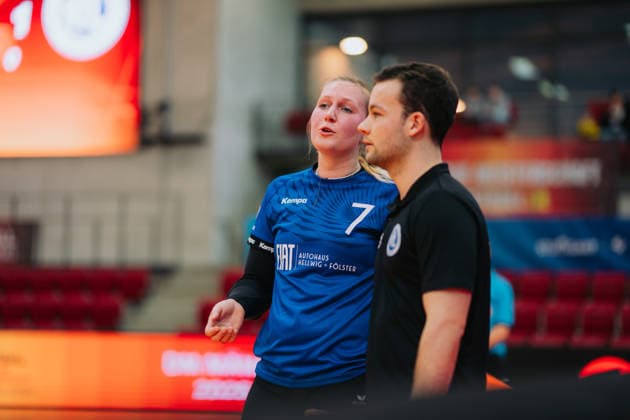 Jacqueline Boehmker VfL Kellinghusen, 07 in conversation with Torbjoern Schneider VfL Kellinghusen, Supervisor , Fistball, German Championship, Final 4, Season 2025 2026, 28 02 2026, Fistball, German Championship, Final 4, Season 2025 2026, 28 02 2026, Stuttgart Copyright: xEibner-Pressefoto LarsxNeumannx EP_LNN