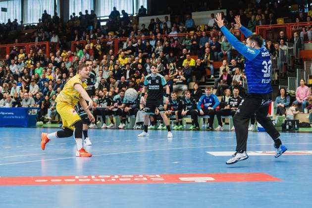 Falk Kolodziej HSG Krefeld Niederrhein, 05 , 7m throw, Janis Boieck HC Oppenweiler Backnang, 32 tries to hold HSG Krefeld Niederrhein vs HC Oppenweiler Backnang, Handball, 2 HBL, 22 Matchday, Season 2025 26, 01 03 2026, HSG Krefeld Niederrhein vs HC Oppenweiler Backnang, Handball, 2 HBL, 22 Matchday, Season 2025 26, 01 03 2026 Krefeld Copyright: xEibner-Pressefoto LukasxBaldygax EP_LBA