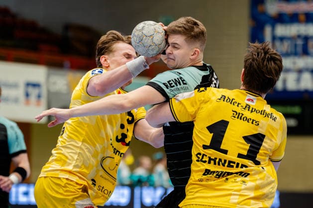 Krefeld, 01 03 2026, Handball, Men, 2 Bundesliga, 22 Matchday, 2025 2026 HSG Krefeld Niederrhein HC Oppenweiler Backnang Martin Schmiedt HC Oppenweiler Backnang, 21 Niklas Ingenpaß HSG Krefeld Niederrhein, 55, left and Lucas Schneider HSG Krefeld Niederrhein, 11 Krefeld Glockenspitzhalle NRW Germany