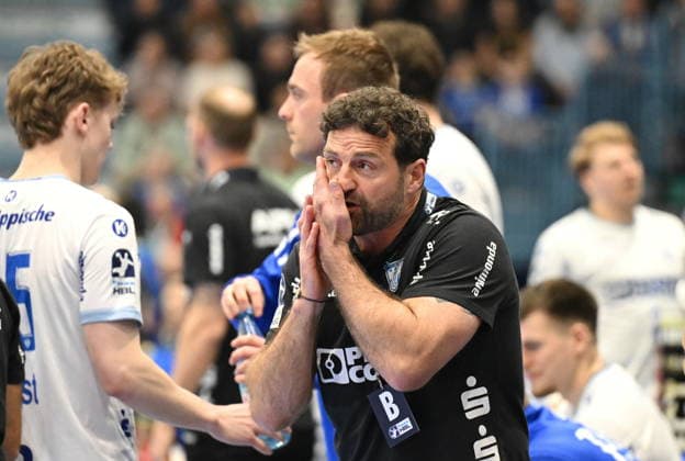 Florian Kehrmann TBV Lemgo Lippe Trainer haelt sich die Wange VfL Gummersbach vs TBV Lemgo Lippe, Handball, Daikin 1 Bundesliga, 24 Matchday, Season 2025 2026, Schwalbe Arena Gummersbach, 05 03 2026 VfL Gummersbach vs TBV Lemgo Lippe, Handball, Daikin 1 Bundesliga, 24 Matchday, Season 2025 2026, Schwalbe Arena Gummersbach, 05 03 2026 Gummersbach Copyright: xEibner-Pressefoto JuergenxAugstx EP_JAT