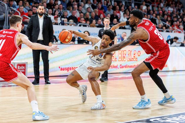 Grant Sherfield Basketball Loewen Braunschweig, 25 , Ejiofor Onu BMA365 Bamberg Baskets, 35 , BMA365 Bamberg Baskets vs Basketball Loewen Braunschweig, Basketball, easyCredit BBL, 22 Matchday, 06 03 2026 BMA365 Bamberg Baskets vs Basketball Loewen Braunschweig, Basketball, easyCredit BBL, 22 Matchday, 06 03 2026 Bamberg Copyright: xEibner-Pressefoto G.xSantemizx EP_EER