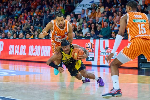 Duel, duel between Nelson Weidemann ratiopharm ulm, 00 and Stef Smith MHP Riesen Ludwigsburg, 03 , right Justin Simon ratiopharm ulm, 15 GER, ratiopharm ulm vs MHP Riesen Ludwigsburg, Basketball, 22 Matchday, EasyCredit BBL, Season 2025 2026, 06 03 2026 GER, ratiopharm ulm vs MHP Riesen Ludwigsburg, Basketball, 22 Matchday, EasyCredit BBL, Season 2025 2026, 06 03 2026 New Ulm Copyright: xEibner-Pressefoto GeraldxOelze-dexStoppanyx EP_ODS