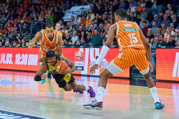 Duel, duel between Nelson Weidemann ratiopharm ulm, 00 and Stef Smith MHP Riesen Ludwigsburg, 03 , right Justin Simon ratiopharm ulm, 15 GER, ratiopharm ulm vs MHP Riesen Ludwigsburg, Basketball, 22 Matchday, EasyCredit BBL, Season 2025 2026, 06 03 2026 GER, ratiopharm ulm vs MHP Riesen Ludwigsburg, Basketball, 22 Matchday, EasyCredit BBL, Season 2025 2026, 06 03 2026 New Ulm Copyright: xEibner-Pressefoto GeraldxOelze-dexStoppanyx EP_ODS