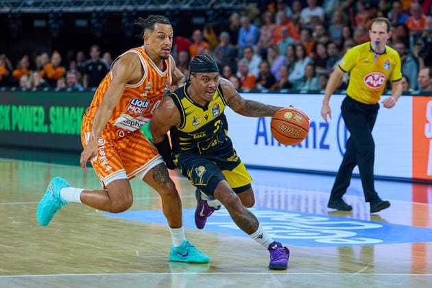 Duel, duel between Nelson Weidemann ratiopharm ulm, 00 and Stef Smith MHP Riesen Ludwigsburg, 03 GER, ratiopharm ulm vs MHP Riesen Ludwigsburg, Basketball, 22 Matchday, EasyCredit BBL, Season 2025 2026, 06 03 2026 GER, ratiopharm ulm vs MHP Riesen Ludwigsburg, Basketball, 22 Matchday, EasyCredit BBL, Season 2025 2026, 06 03 2026 New Ulm Copyright: xEibner-Pressefoto GeraldxOelze-dexStoppanyx EP_ODS