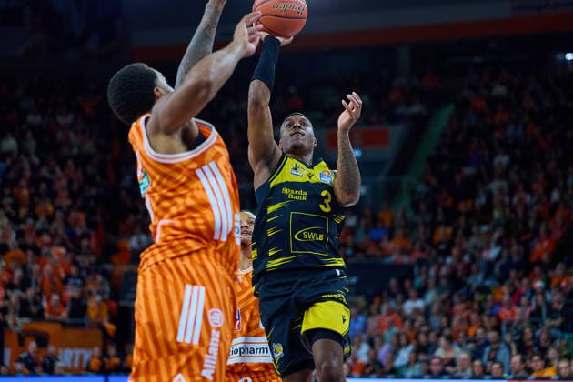 Joel Soriano ratiopharm ulm, 12 , Nelson Weidemann ratiopharm ulm, 00 , Stef Smith MHP Riesen Ludwigsburg, 03 GER, ratiopharm ulm vs MHP Riesen Ludwigsburg, Basketball, 22 Matchday, EasyCredit BBL, Season 2025 2026, 06 03 2026 GER, ratiopharm ulm vs MHP Riesen Ludwigsburg, Basketball, 22 Matchday, EasyCredit BBL, Season 2025 2026, 06 03 2026 Neu Ulm Copyright: xEibner-Pressefoto GeraldxOelze-dexStoppanyx EP_ODS