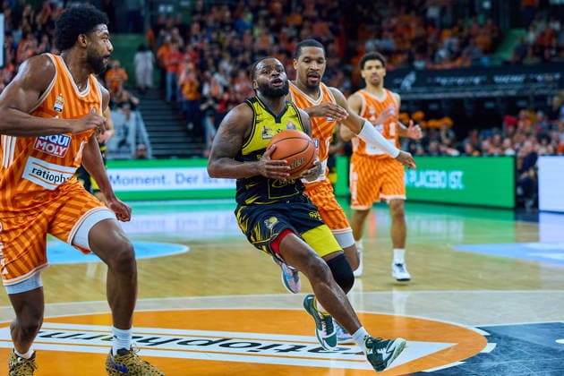 Malik Osborne ratiopharm ulm, 10 , Tray Buchanan MHP Riesen Ludwigsburg, 02 , Justin Simon ratiopharm ulm, 15 GER, ratiopharm ulm vs MHP Riesen Ludwigsburg, Basketball, 22 Matchday, EasyCredit BBL, Season 2025 2026, 06 03 2026 GER, ratiopharm ulm vs MHP Riesen Ludwigsburg, Basketball, 22 Matchday, EasyCredit BBL, Season 2025 2026, 06 03 2026 New Ulm Copyright: xEibner-Pressefoto GeraldxOelze-dexStoppanyx EP_ODS