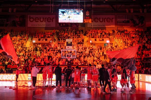 The Ulmers celebrate with their fans, GER, ratiopharm Ulm vs MHP Riesen Ludwigsburg, Basketball Bundesliga, easycredit BBL, 22 Matchday, Season 2025 2026, 06 03 2026, GER, ratiopharm Ulm vs MHP Riesen Ludwigsburg, Basketball Bundesliga, easycredit BBL, 22 Matchday, Season 2025 2026, 06 03 2026 New Ulm Copyright: xEibner-Pressefoto SaschaxWaltherx EP_EER