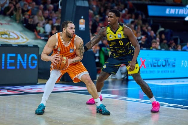 duel, duel between Christopher Ledlum ratiopharm ulm, 04 and Babacar Sane MHP Riesen Ludwigsburg, 00 GER, ratiopharm ulm vs MHP Riesen Ludwigsburg, Basketball, 22 Matchday, EasyCredit BBL, Season 2025 2026, 06 03 2026 GER, ratiopharm ulm vs MHP Riesen Ludwigsburg, Basketball, 22 Matchday, EasyCredit BBL, Season 2025 2026, 06 03 2026 New Ulm Copyright: xEibner-Pressefoto GeraldxOelze-dexStoppanyx EP_ODS