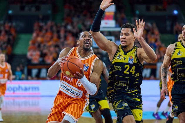 duel, duel between Justin Simon ratiopharm ulm, 15 and Brandon Tischler MHP Riesen Ludwigsburg, 24 GER, ratiopharm ulm vs MHP Riesen Ludwigsburg, Basketball, 22 Matchday, EasyCredit BBL, Season 2025 2026, 06 03 2026 GER, ratiopharm ulm vs MHP Riesen Ludwigsburg, Basketball, 22 Matchday, EasyCredit BBL, Season 2025 2026, 06 03 2026 New Ulm Copyright: xEibner-Pressefoto GeraldxOelze-dexStoppanyx EP_ODS