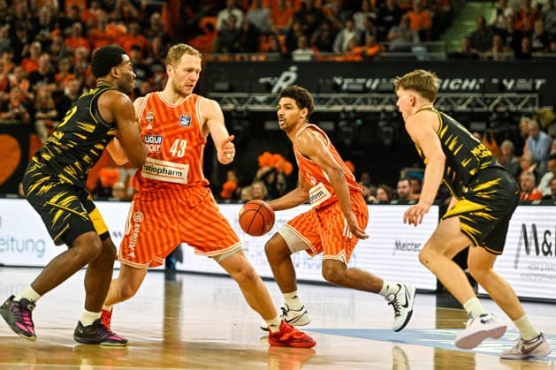 GER, BBL, ratiopharm Ulm vs MHP Riesen Ludwigsburg 06 03 2026, ratiopharm arena, Neu Ulm, GER, BBL, ratiopharm Ulm vs MHP Riesen Ludwigsburg, in the picture Maxwell Dongmo Temoka Ludwigsburg, 39 , Christian Sengfelder Ulm, 43 , Mark Smith Ulm, 13 , Julis Baumer Ludwigsburg, 37 nordphotoxGmbHx xHafner nph00200