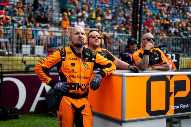 Mechanics team of Oscar Piastri McLaren Mastercard Formula 1 Team, Australia, 81 on the grid are shocked to see his crash on the video screen, AUS, Formula 1 World Championship, Australian Grand Prix, Albert Park Circuit, Melbourne, Race, 2026 season, 08 03 2026 AUS, Formula 1 World Championship, Australian Grand Prix, Albert Park Circuit, Melbourne, Race, 2026 season, 08 03 2026 Melbourne Copyright: xEibner-Pressefoto Memmlerx EP_MMR