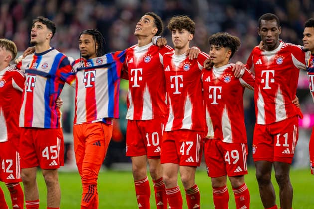 06 03 2026, Soccer Bundesliga 2025 2026, Matchday 25, FC Bayern Munich Borussia Mönchengladbach, at the Allianz Arena Munich, Final cheer, from left Aleksandar Pavlovic Bayern Munich , Michael Olise FC Bayern Munich , Jamal Musiala Bayern Munich , David Santos Daiber Bayern Munich , Maycon Cardozo Bayern Munich , Nicolas Jackson FC Bayern Munich ,