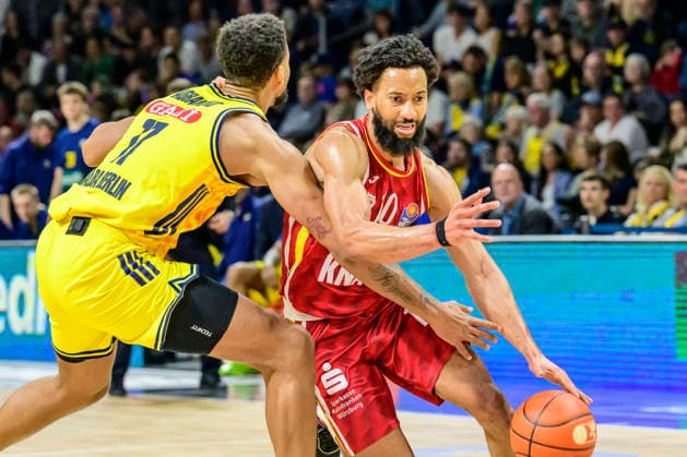 GER, Berlin, basketball, Alba Berlin vs Fitness First Wuerzburg Baskets, at the Max Schmeling Halle , BBL, pictured from left Norris Agbakoko Alba 17 , Davion Mintz Wuerzburg 10 , Action, duels, fighting for the ball, March 8, 2026 Copyright: HMBxMedia UwexKoch