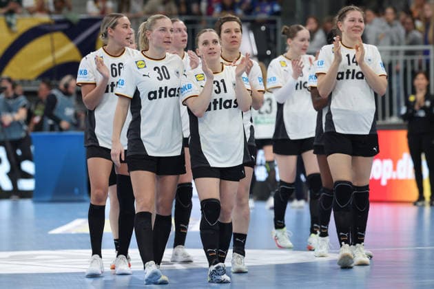 Germany Slovenia, European Womens Handball Qualification Dana Bleckmann Germany, 66 , Jenny Behrend Germany, 30 , Alexia Hauf Germany, 31 , Alina Grijseels Germany, 4 and Marie Steffen Germany, 14 thank the audience for the support European Womens Handball Qualification match between Germany and Slovenia on March 8 at SNP dome Heidelberg , Heidelberg Baden Württemberg Germany SNP dome