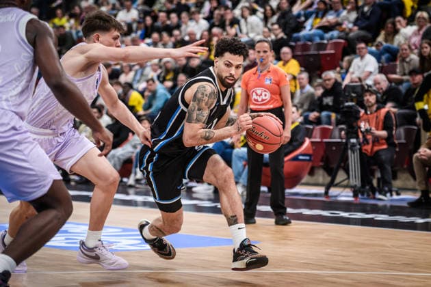 Devon Daniels IV Veolia Towers Hamburg, 21 vs Julis Baumer MHP RIESEN Ludwigsburg, 37 GER, MHP Riesen Ludwigsburg Veolia Towers Hamburg, Basketball Bundesliga, easycredit BBL, 23 Matchday, Season 2025 2026, 08 03 2026 GER, MHP Riesen Ludwigsburg Veolia Towers Hamburg, Basketball Bundesliga, easycredit BBL, 23 Matchday, Season 2025 2026, 08 03 2026 Ludwigsburg Copyright: xSandyxDinkelackerx EP_SDR