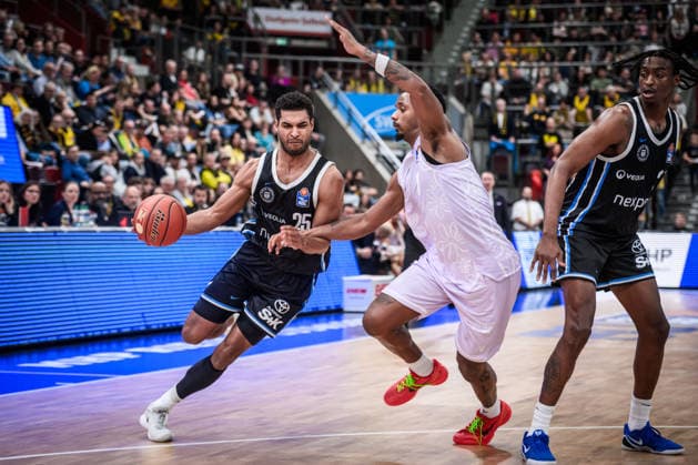 Kenneth Ogbe Veolia Towers Hamburg, 25 vs Elijah Hughes MHP RIESEN Ludwigsburg, 07 GER, MHP Riesen Ludwigsburg Veolia Towers Hamburg, Basketball Bundesliga, easycredit BBL, 23 Matchday, Season 2025 2026, 08 03 2026 GER, MHP Riesen Ludwigsburg Veolia Towers Hamburg, Basketball Bundesliga, easycredit BBL, 23 Matchday, Season 2025 2026, 08 03 2026 Ludwigsburg Copyright: xSandyxDinkelackerx EP_SDR