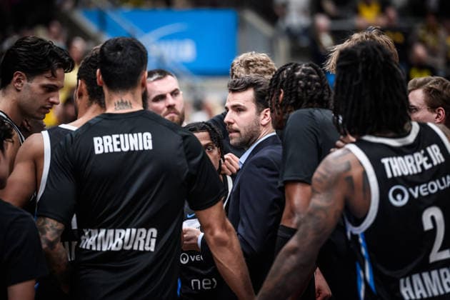 Benka Barloschky Veolia Towers Hamburg, Head Coach Timeout, Speech to the team GER, MHP Riesen Ludwigsburg Veolia Towers Hamburg, Basketball Bundesliga, easycredit BBL, 23 Matchday, Season 2025 2026, 08 03 2026 GER, MHP Riesen Ludwigsburg Veolia Towers Hamburg, Basketball Bundesliga, easycredit BBL, 23 Matchday, Season 2025 2026, 08 03 2026 Ludwigsburg Copyright: xSandyxDinkelackerx EP_SDR