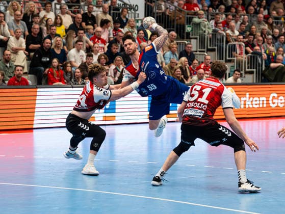 Csaba Leimeter HBW Balingen Weilstetten, 55 throwing a shot on goal against Elias Ruddatt HSG Nordhorn Lingen, 24 and Luka Sokolic HSG Nordhorn Lingen, 51 HSG Nordhorn Lingen vs HBW Balingen Weilstetten , Handball, 2 Bundesliga, Matchday 23, Season 2025 2026, 08 03 2026 HSG Nordhorn Lingen vs HBW Balingen Weilstetten , Handball, 2 Bundesliga, Matchday 23, Season 2025 2026, 08 03 2026 Nordhorn Copyright: xEibner-Pressefoto DamianxKruczynx EP_DKI