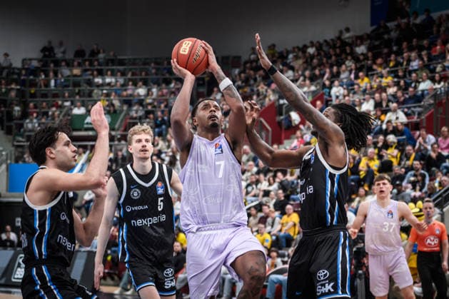Elijah Hughes MHP RIESEN Ludwigsburg, 07 surrounded by the Hamburgers Benedikt Turudic Veolia Towers Hamburg, 44 , Zsombor Maronka Veolia Towers Hamburg, 05 and Leonard Thorpe Jr Veolia Towers Hamburg, 02 , flnr GER, MHP Riesen Ludwigsburg Veolia Towers Hamburg, Basketball Bundesliga, easycredit BBL, 23 matchday, 2025 2026 season, 08 03 2026 GER, MHP Riesen Ludwigsburg Veolia Towers Hamburg, Basketball Bundesliga, easycredit BBL, 23 matchday, 2025 2026 season, 08 03 2026 Ludwigsburg Copyright: xSandyxDinkelackerx EP_SDR
