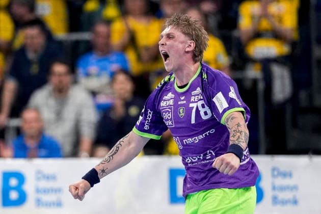 Goalscorer Edwin Aspenbäck RNL, 78 , Rhein Neckar Löwen player, celebrates a goal, cheer, cheer, goal celebration, celebrate the goal, goal, celebration, cheers about the goal, joy, joy, optimistic, positive, game scene, highlight, single picture, single photo, action, action, in purple special jersey for International Womens Day 2026, 08 03 2026, Mannheim Germany , Handball, Bundesliga, Rhein Neckar Löwen Bergischer HC xozx