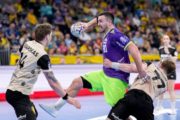 from left Gerdas Babarskas BHC, 14 , Jannik Kohlbacher RNL, 80 , Johannes Wasielewski BHC, 77 , duel, duel scene, duel, tackle, tackling, dynamics, action, action, 08 03 2026, Mannheim Germany , Handball, Bundesliga, Rhein Neckar Löwen Bergischer HC xozx