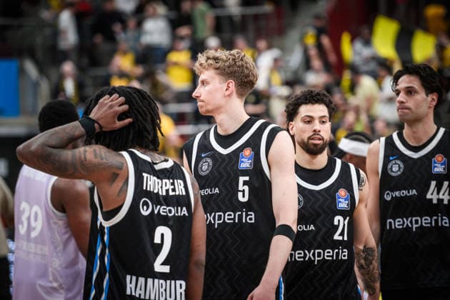 Leonard Thorpe Jr Veolia Towers Hamburg, 02 , Zsombor Maronka Veolia Towers Hamburg, 05 , Devon Daniels IV Veolia Towers Hamburg, 21 , Benedikt Turudic Veolia Towers Hamburg, 44 visibly disappointed after defeat in Ludwigsburg GER, MHP Riesen Ludwigsburg Veolia Towers Hamburg, Basketball Bundesliga, easycredit BBL, 23 Matchday, Season 2025 2026, 08 03 2026 GER, MHP Riesen Ludwigsburg Veolia Towers Hamburg, Basketball Bundesliga, easycredit BBL, 23 Matchday, Season 2025 2026, 08 03 2026 Ludwigsburg Copyright: xSandyxDinkelackerx EP_SDR