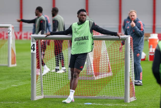 Alphonso Davies FC Bayern Muenchen, 19 leans on goal, GER, final training, FC Bayern Muenchen, football, UEFA Champions League, round of 16, first leg, 2025 2026 season, 09 03 2026, GER, final training, FC Bayern Muenchen, football, UEFA Champions League, round of 16, first leg, 2025 2026 season, 09 03 2026 Muenchen Copyright: xEibner-Pressefoto JennixMaulx EP_JML