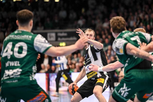 Goeppingen, Germany, 09 03 26 Elias Newel FRISCH AUF Goeppingen , Dominik Solak ThSV Eisenach and Victor Kloeve FRISCH AUF Goeppingen in a duel during the Daikin Handball Bundesliga match between FRISCH AUF Goeppingen vs ThSV Eisenach at EWS Arena on March 09, 2026 in Goeppingen, Germany Photo by Harry Langer DeFodi Images Goeppingen, Germany, 09 03 26 Elias Newel FRISCH AUF Goeppingen , Dominik Solak ThSV Eisenach and Victor Kloeve FRISCH AUF Goeppingen battle for the ball during the Daikin Handball Bundesliga match between FRISCH AUF Goeppingen vs ThSV Eisenach at EWS Arena on March 9, 2026 in Goeppingen, Germany Photo by Harry Langer DeFodi Images Photo by Harry Langer DeFodi Images