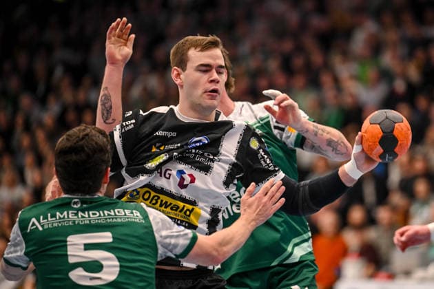 Goeppingen, Germany, 09 03 26 Rutger ten Velde FRISCH AUF Goeppingen , Max Beneke ThSV Eisenach and Victor Kloeve FRISCH AUF Goeppingen in a duel during the Daikin Handball Bundesliga match between FRISCH AUF Goeppingen vs ThSV Eisenach at EWS Arena on March 09, 2026 in Goeppingen, Germany Photo by Harry Langer DeFodi Images Goeppingen, Germany, 09 03 26 Rutger ten Velde FRISCH AUF Goeppingen , Max Beneke ThSV Eisenach and Victor Kloeve FRISCH AUF Goeppingen battle for the ball during the Daikin Handball Bundesliga match between FRISCH AUF Goeppingen vs ThSV Eisenach at EWS Arena on March 9, 2026 in Goeppingen, Germany Photo by Harry Langer DeFodi Images Photo by Harry Langer DeFodi Images